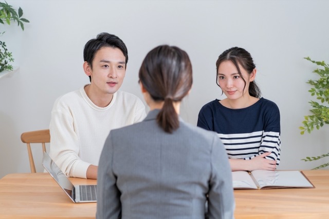 重要事項説明を受ける夫婦